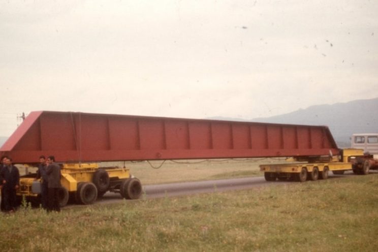 2 or 3 axles steered dolly, for transport of long length product type self-supporting beam or structure