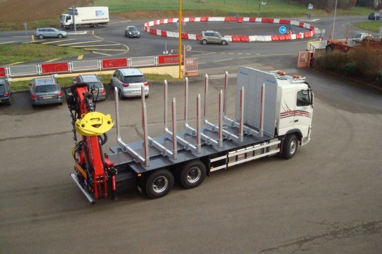 Loading cross member with stakes